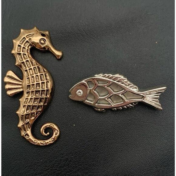 Lot Of 2 Fish Marine Life Brooches Seahorse And Fish Brooch - Picture 2 of 4